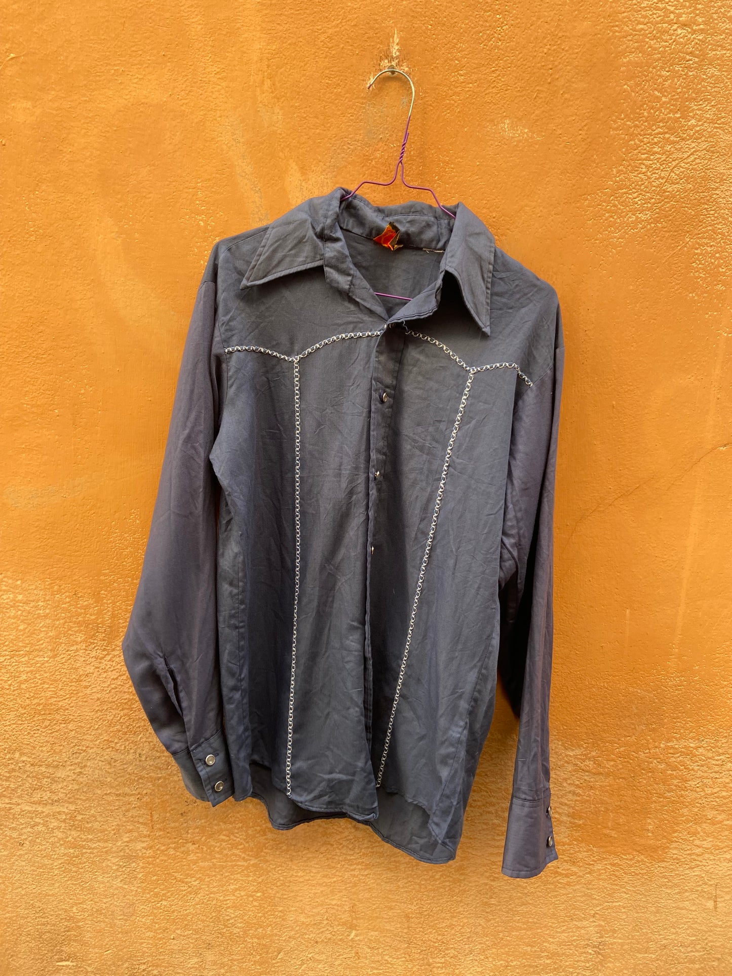 Camicia blu impunture