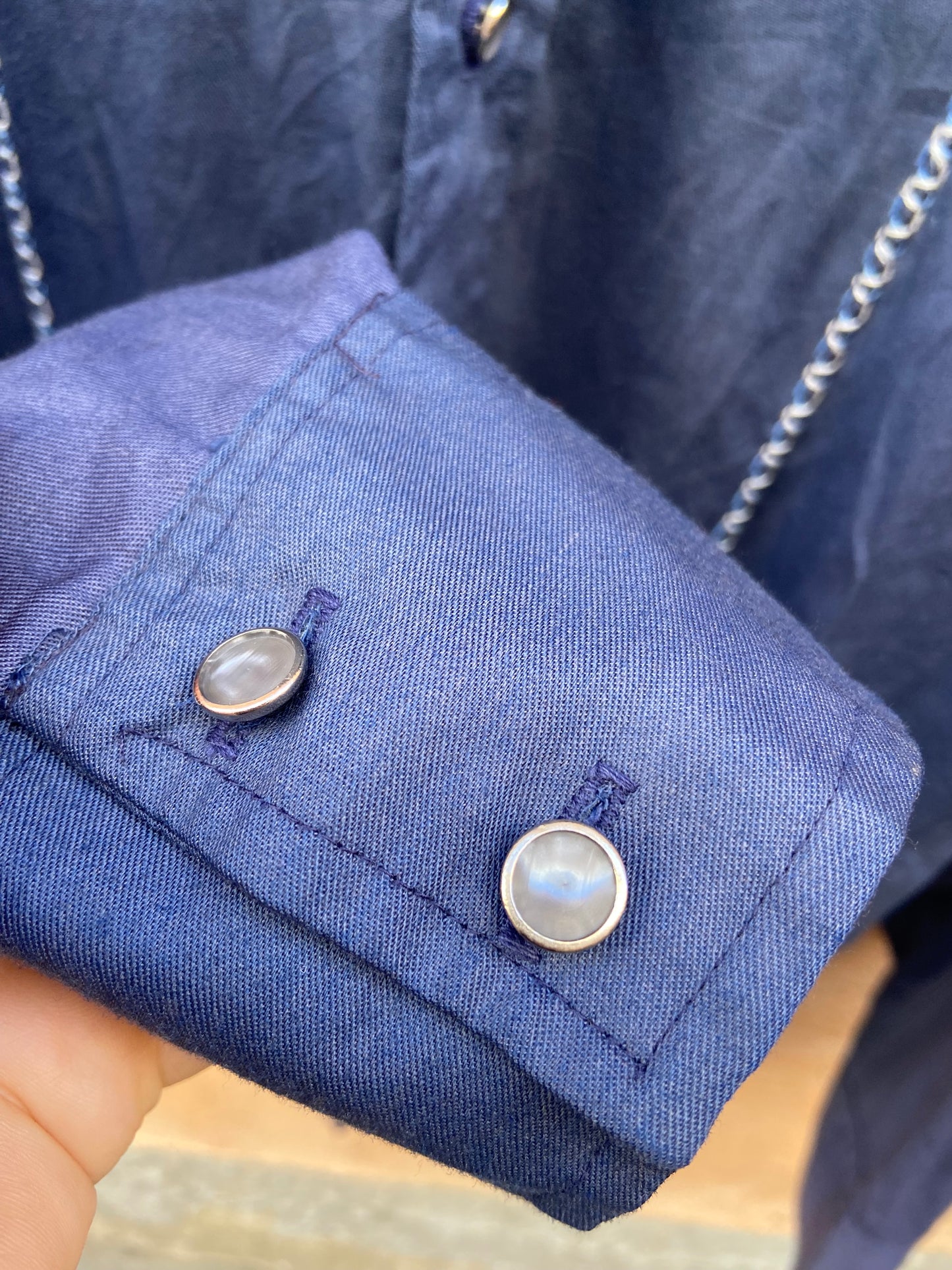Camicia blu impunture
