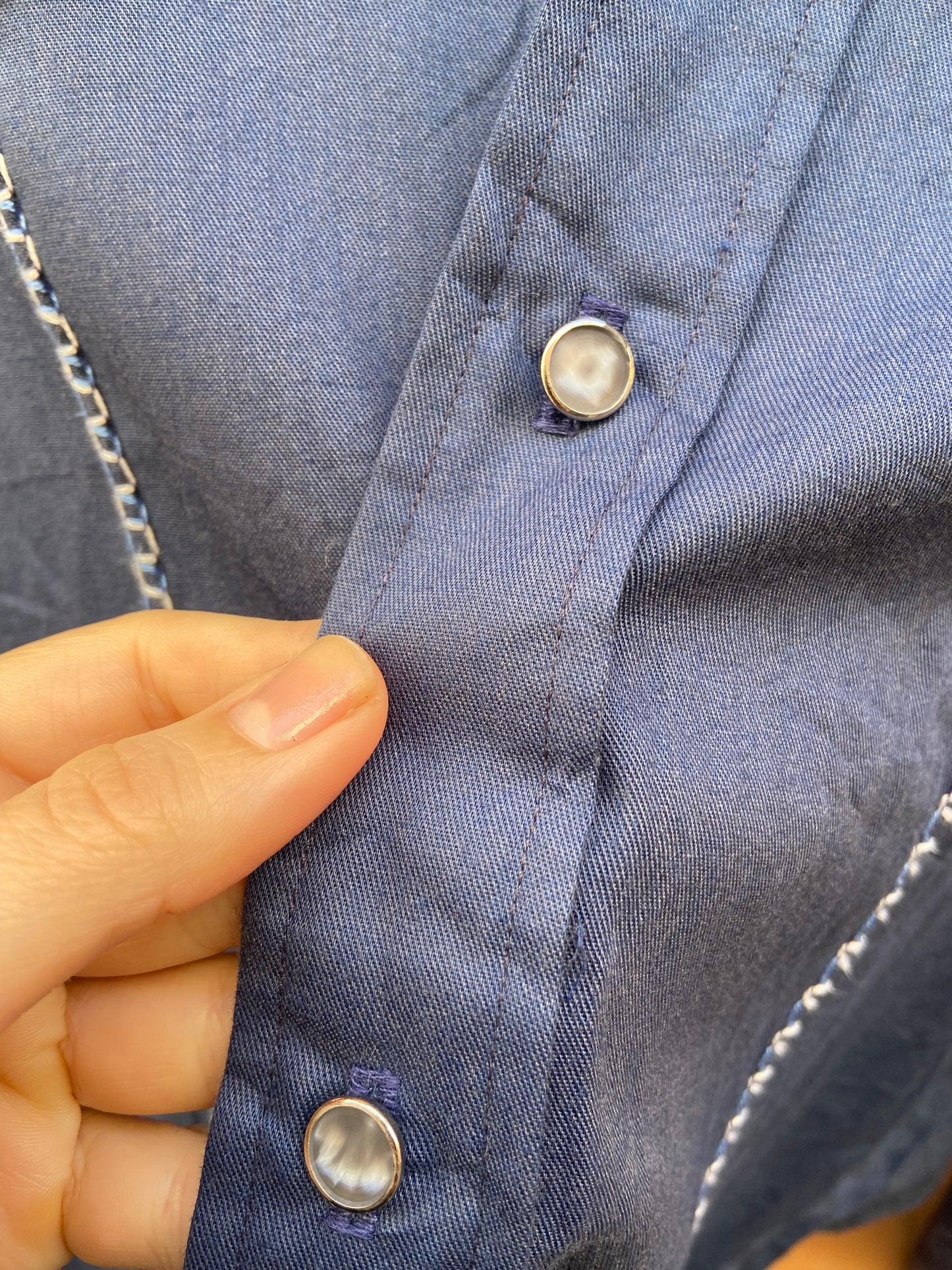 Camicia blu impunture