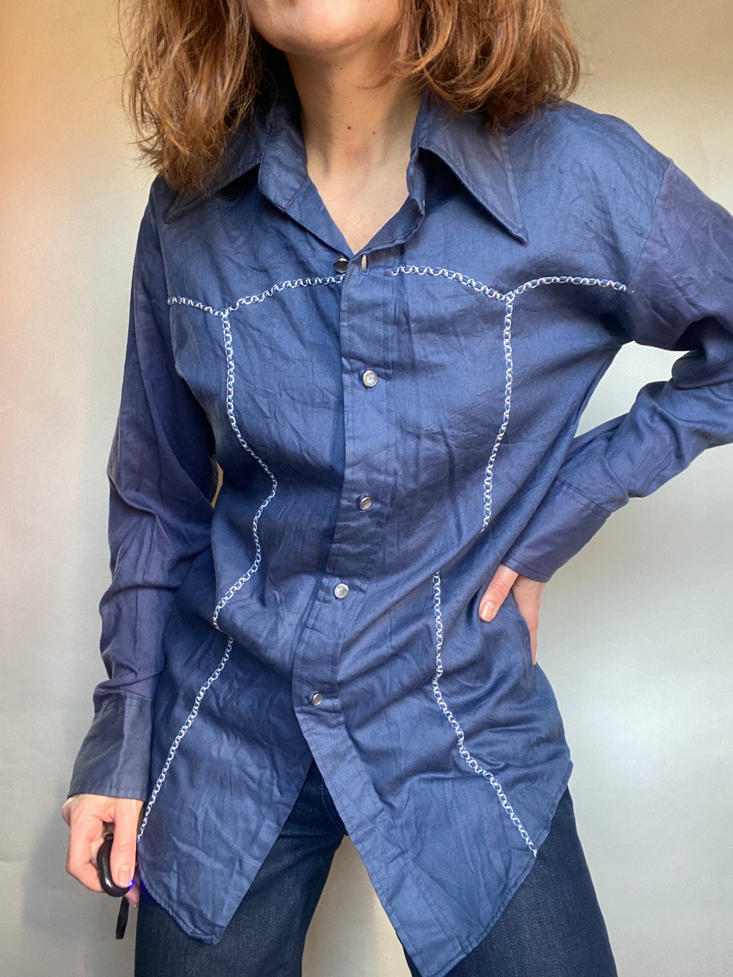 Camicia blu impunture