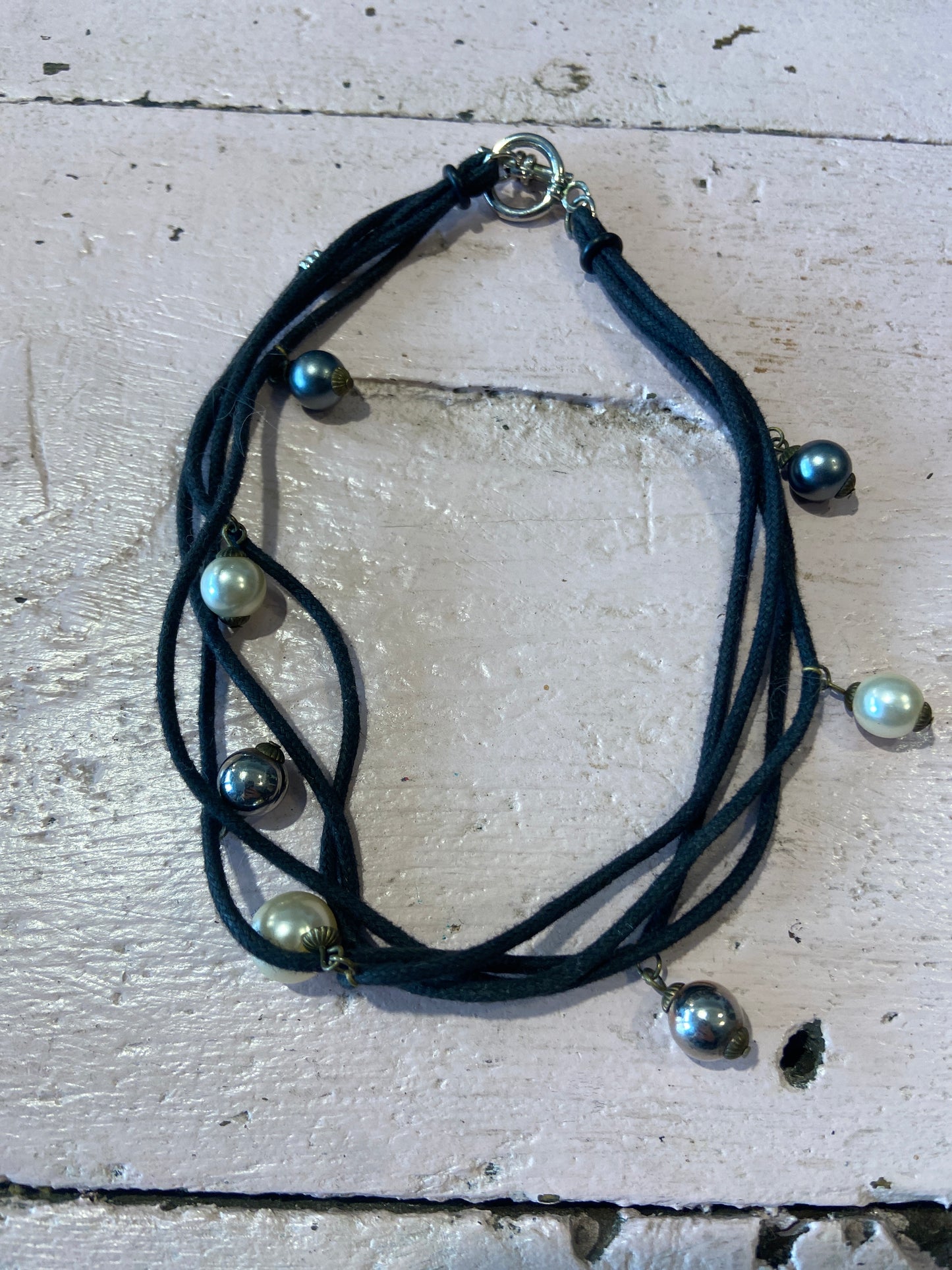 Girocollo cordino con perle