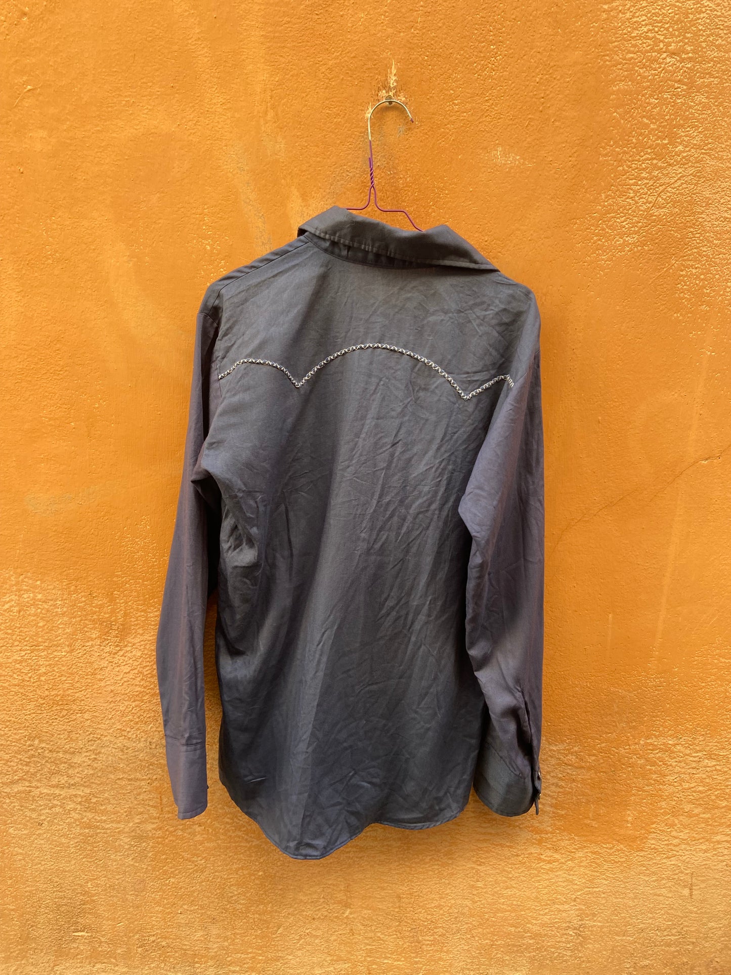 Camicia blu impunture