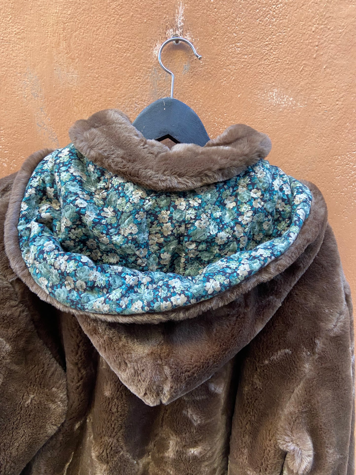 Eco pelliccia con cappuccio