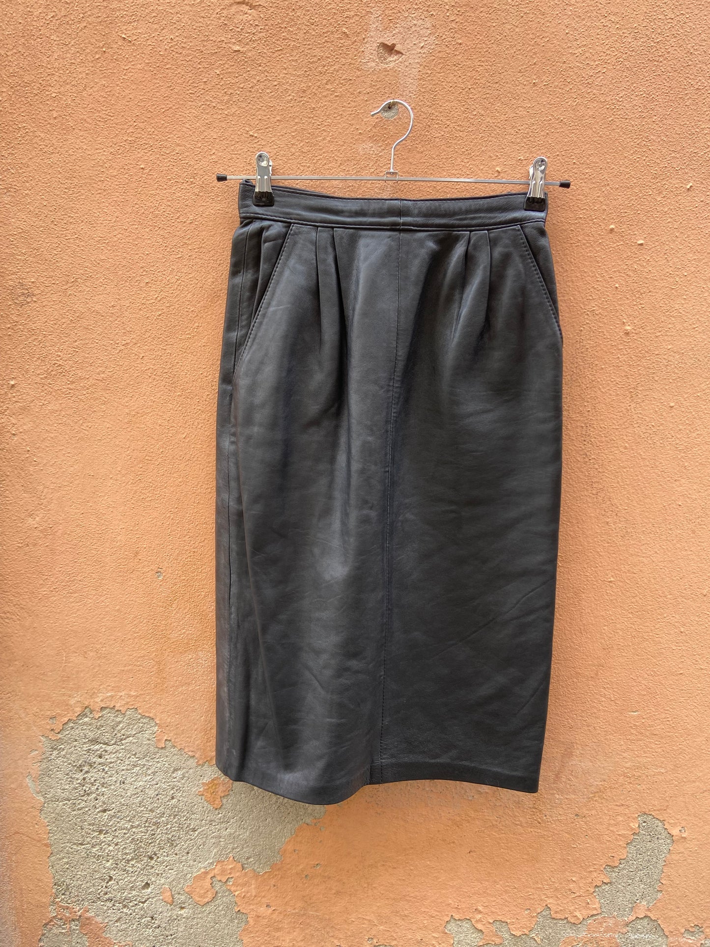 Gonna midi in pelle con tasche