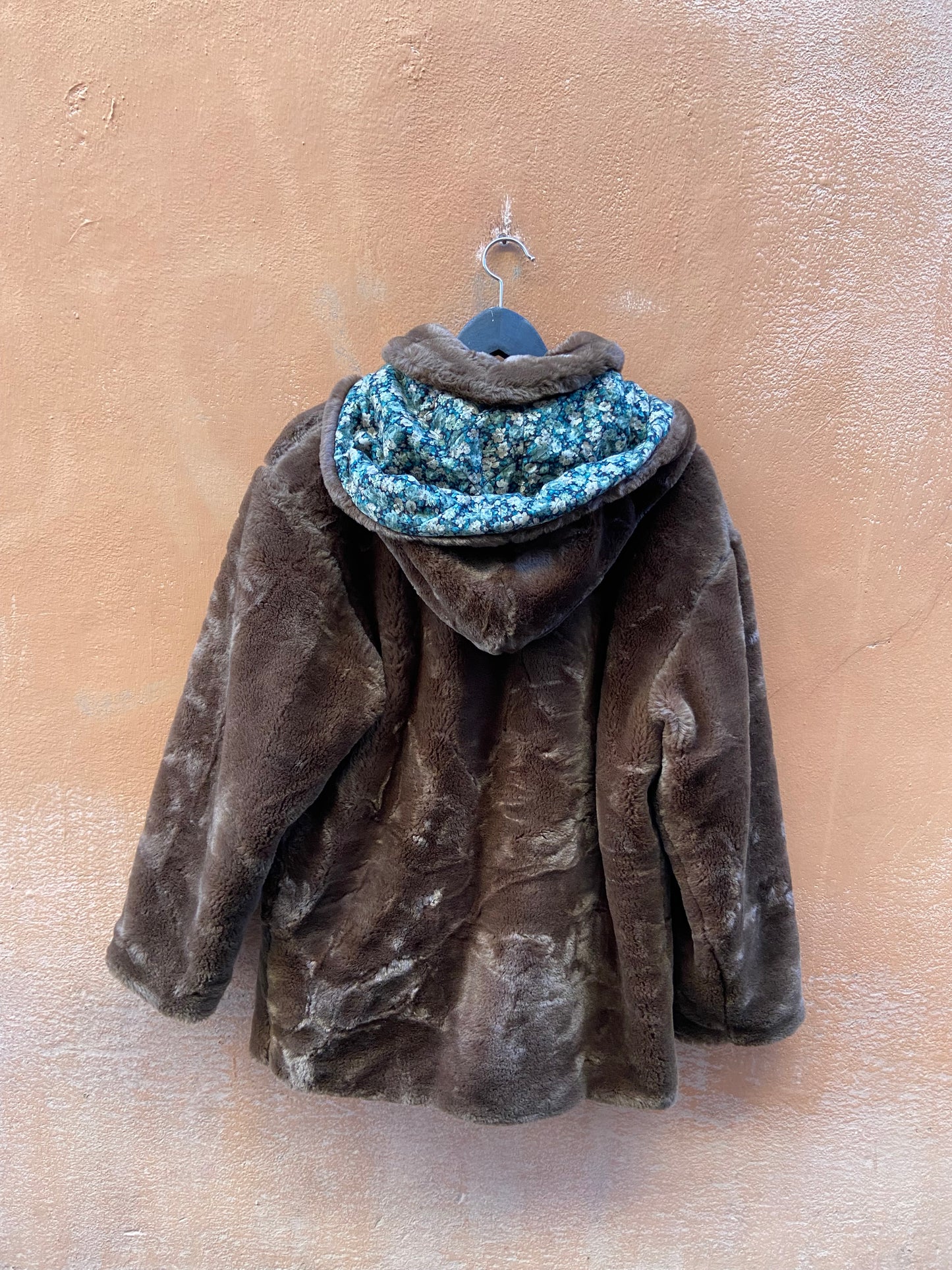 Eco pelliccia con cappuccio