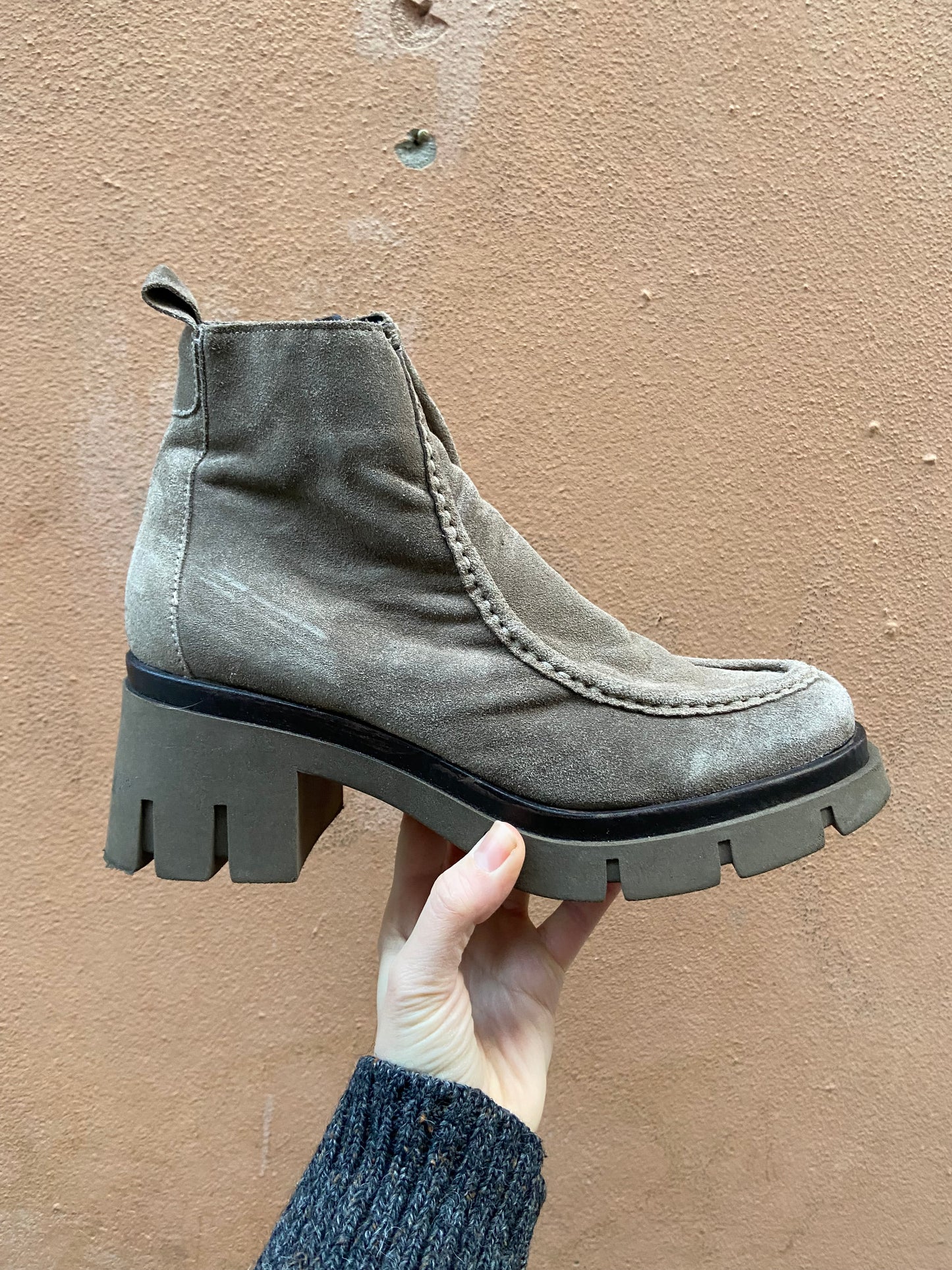 Stivaletto scamosciato gomma