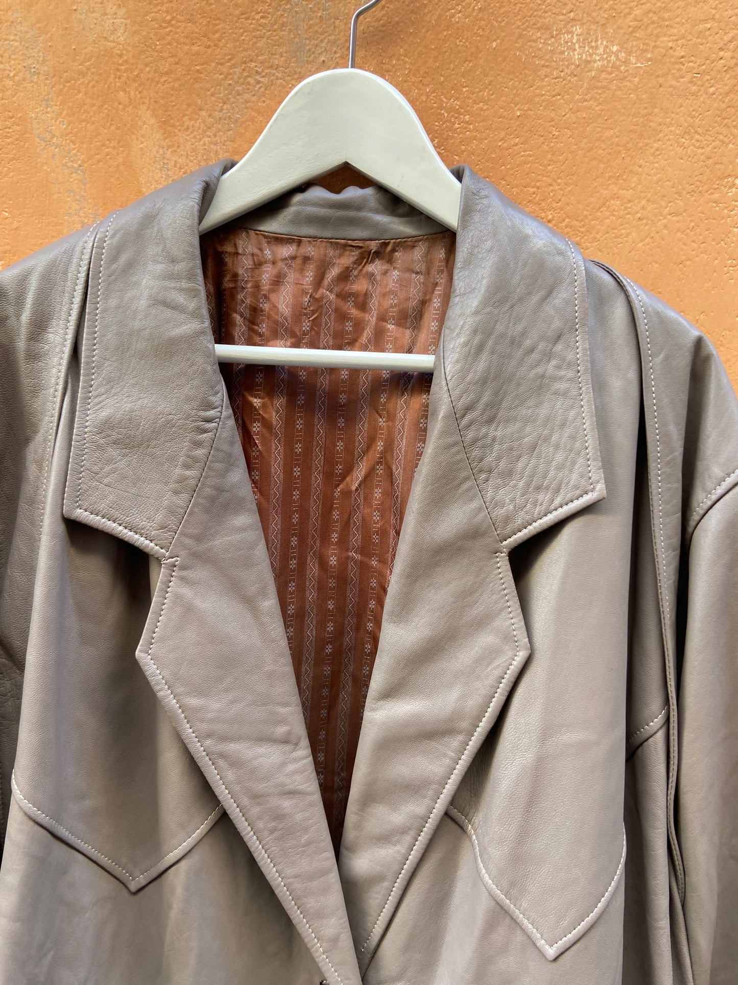Trench in pelle grigio