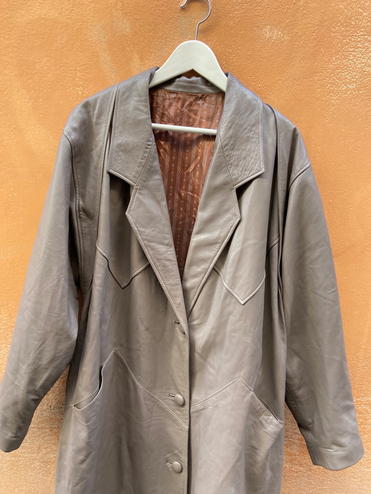 Trench in pelle grigio