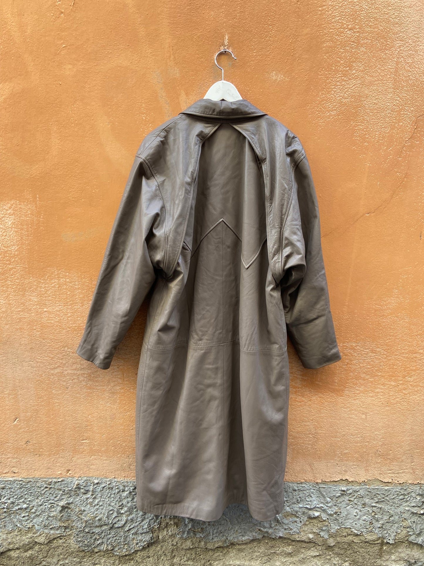 Trench in pelle grigio