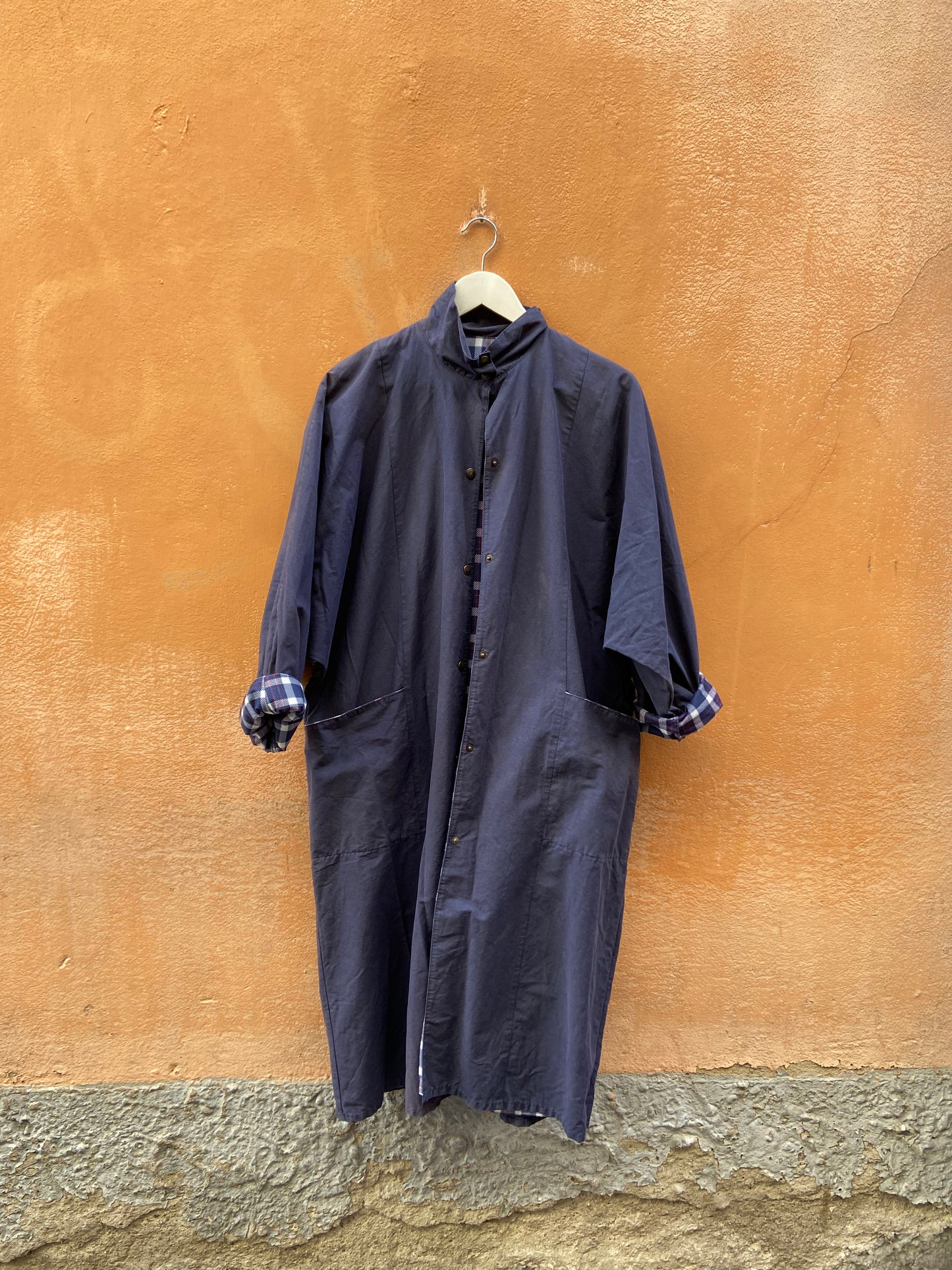 Trench blu con interno scozzese