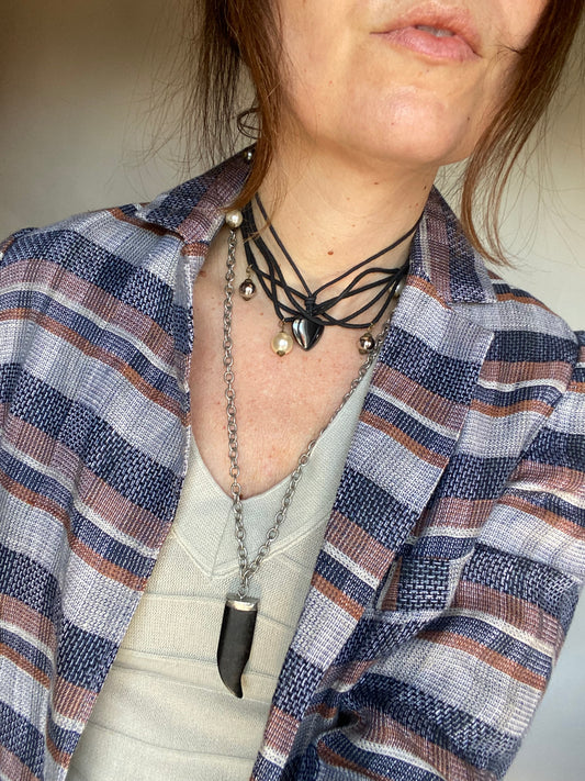 Collana lunga con ciondolo nero