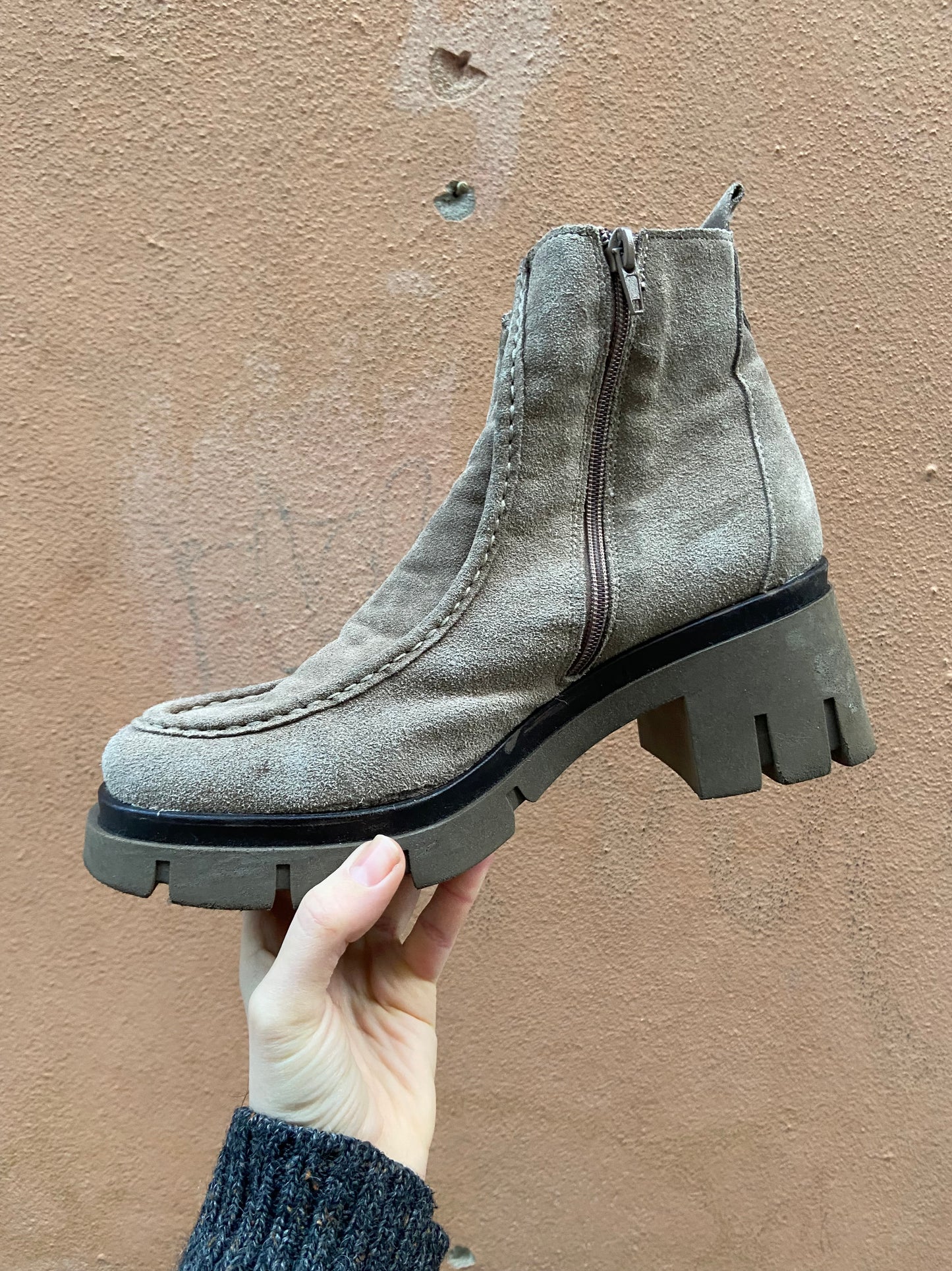 Stivaletto scamosciato gomma