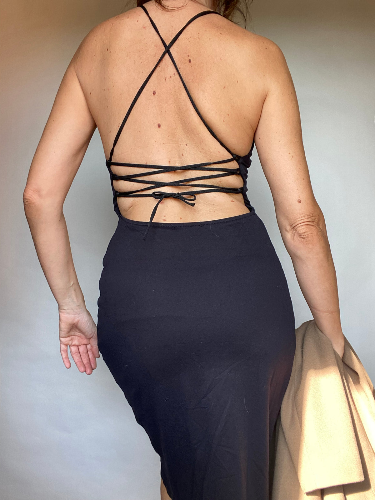 Abito midi con lacci schiena