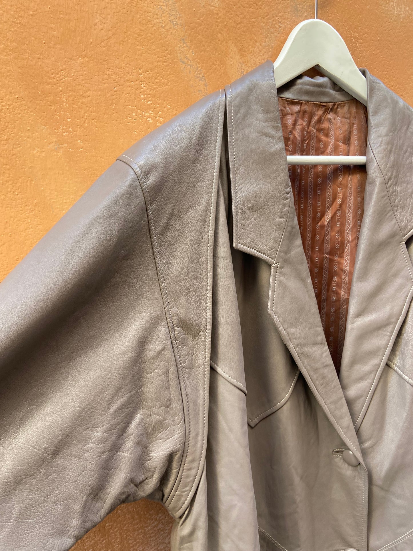 Trench in pelle grigio