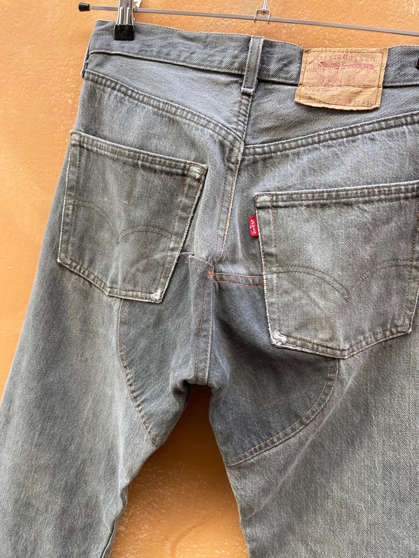 Levis grigio