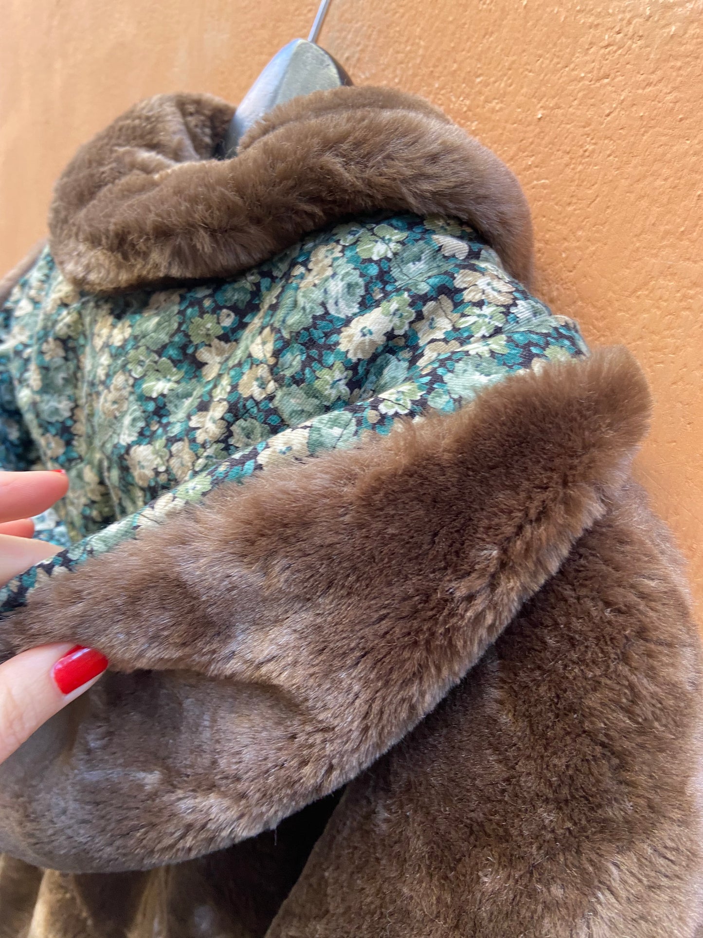 Eco pelliccia con cappuccio