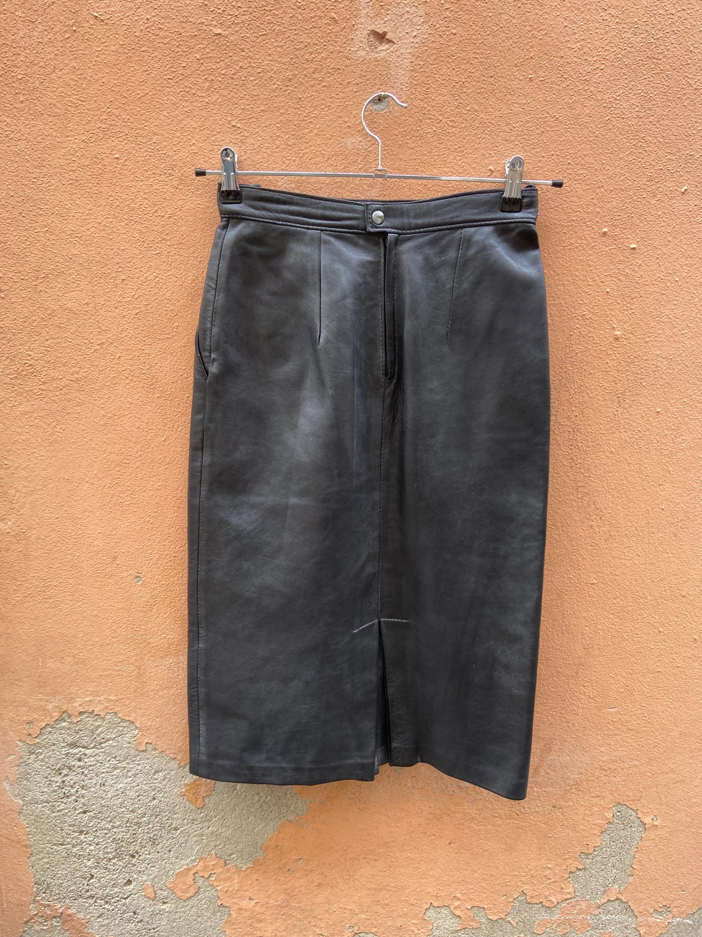 Gonna midi in pelle con tasche