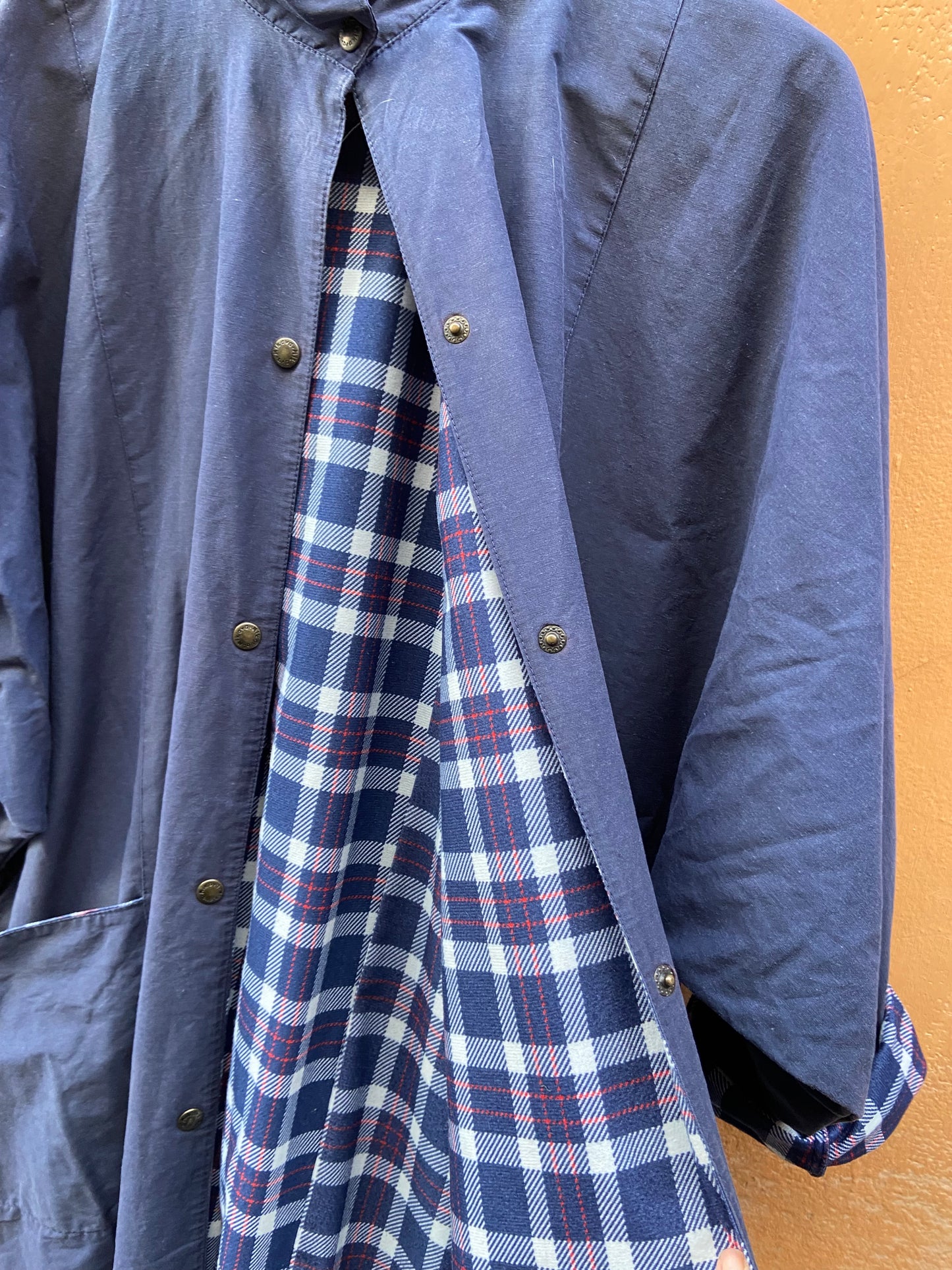 Trench blu con interno scozzese