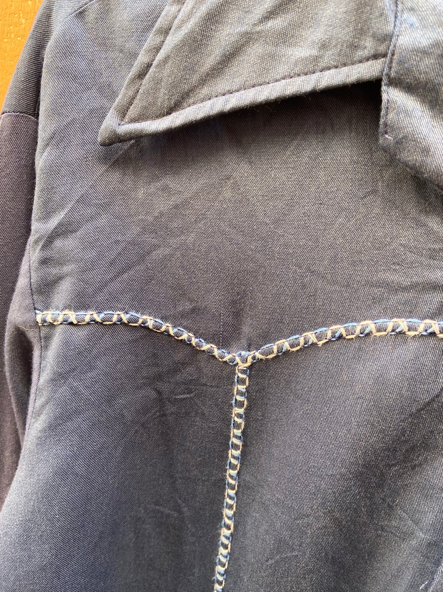 Camicia blu impunture