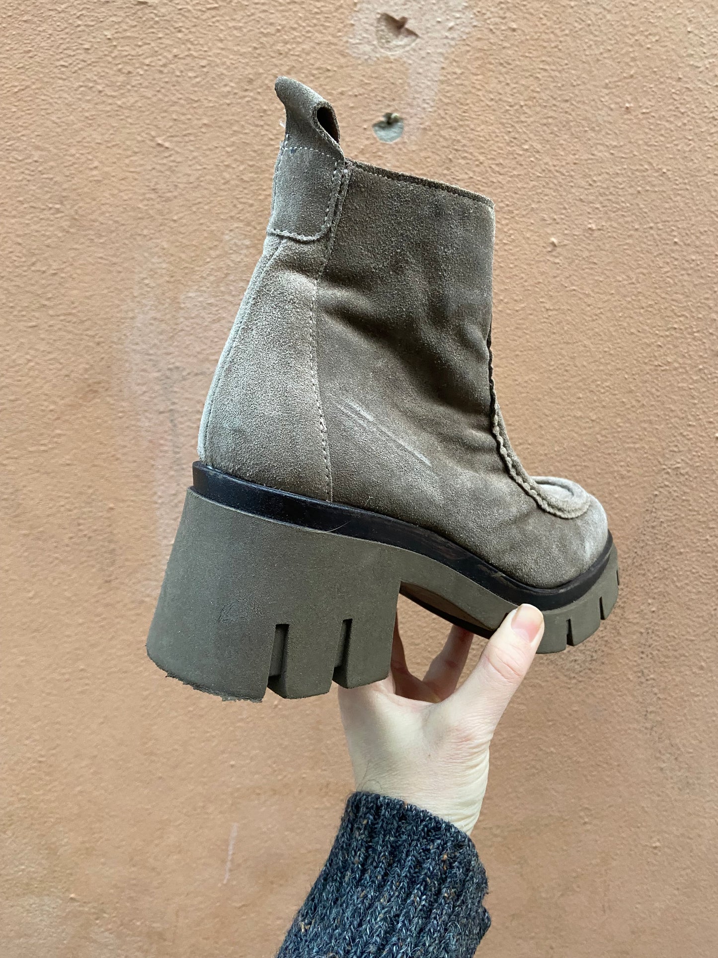 Stivaletto scamosciato gomma