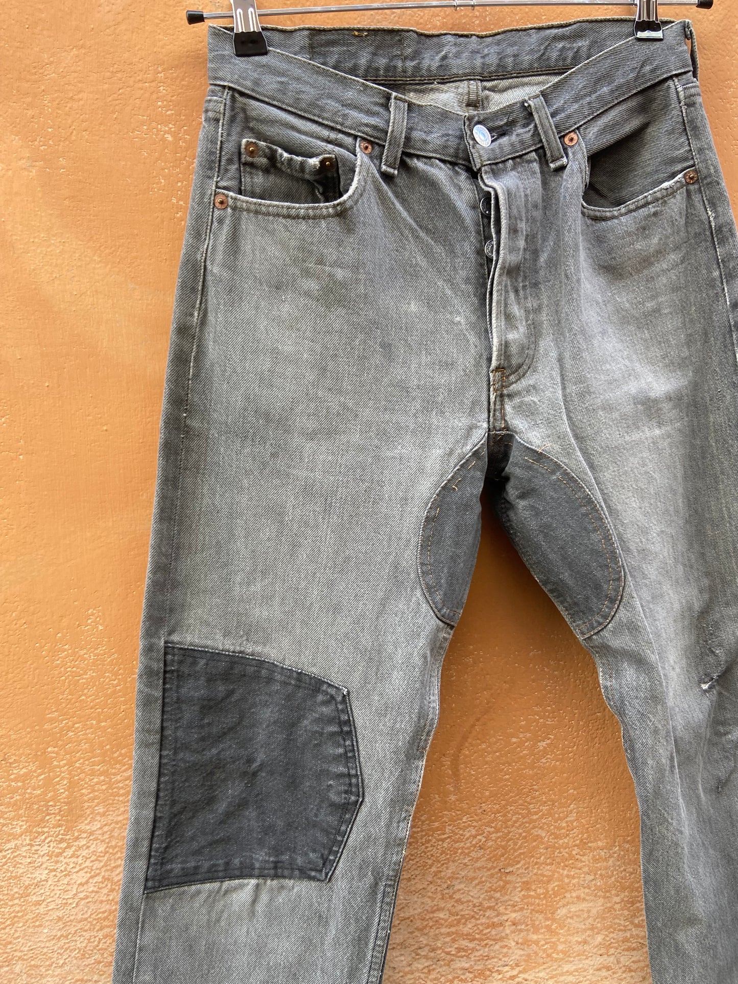 Levis grigio