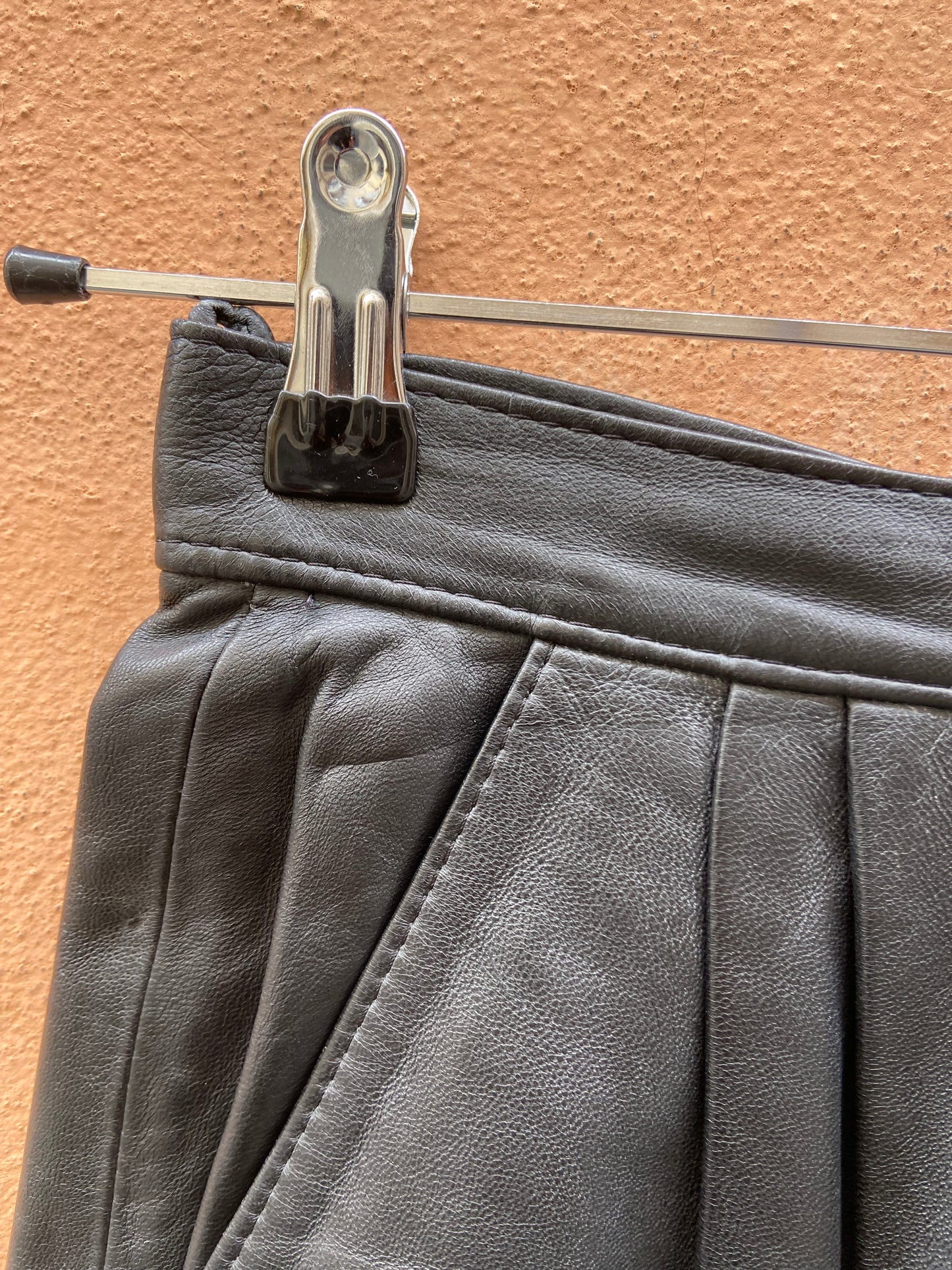 Gonna midi in pelle con tasche