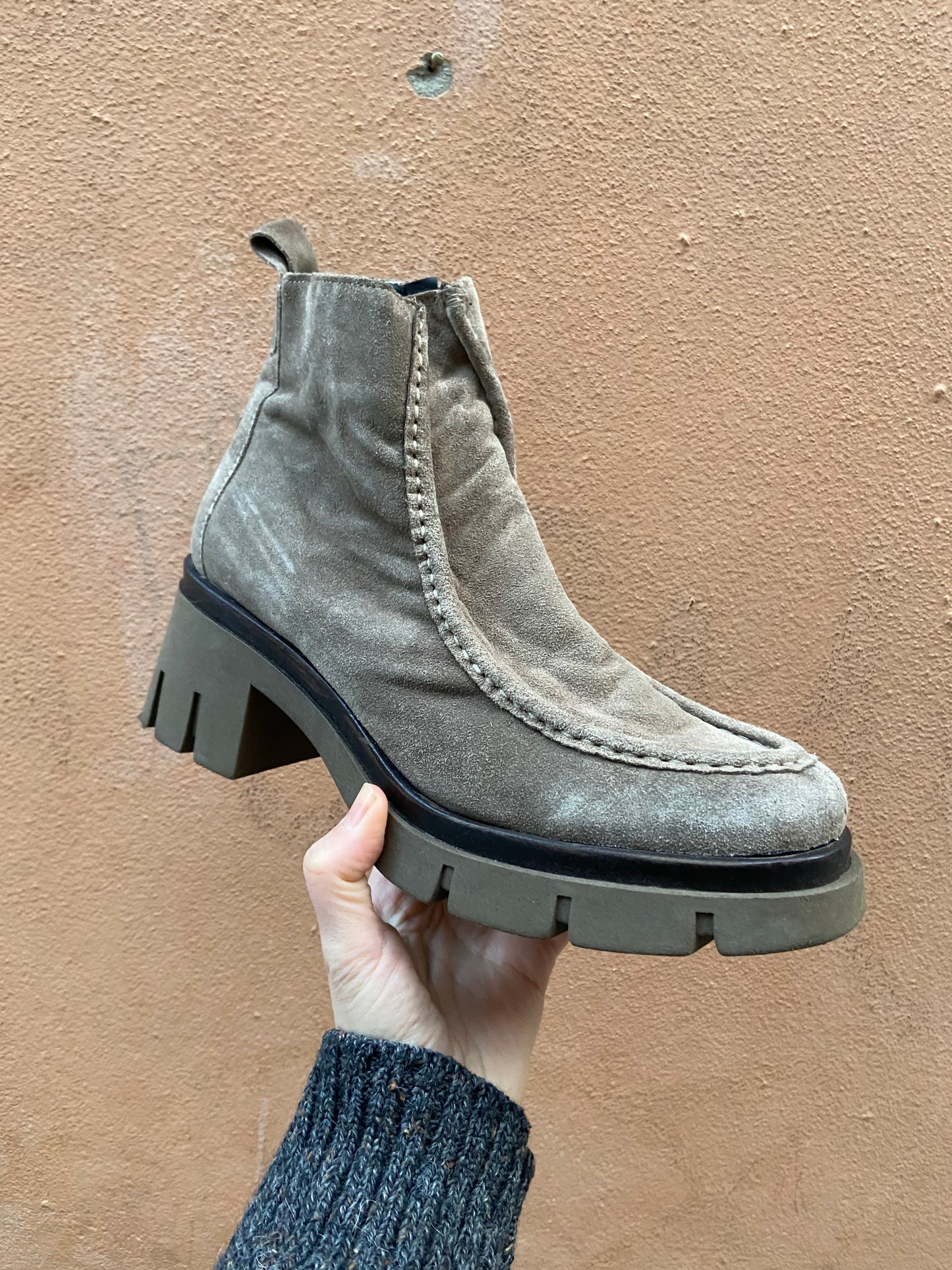 Stivaletto scamosciato gomma