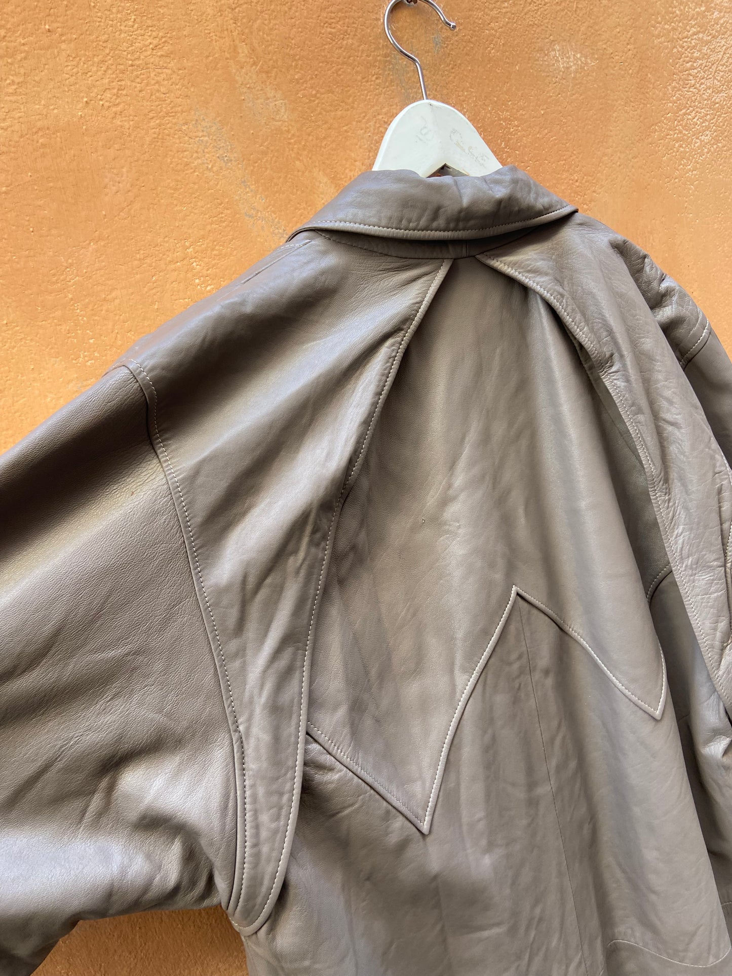 Trench in pelle grigio