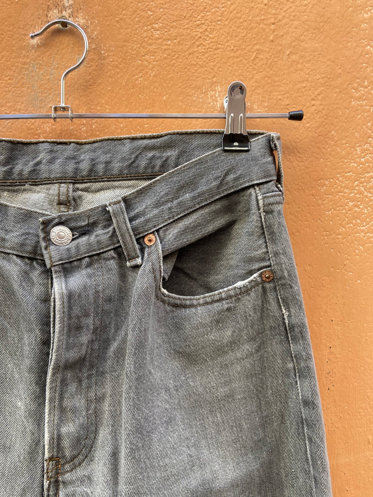 Levis grigio